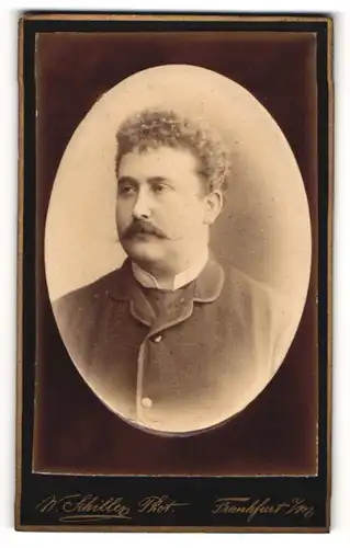 Fotografie W. Schiller, Frankfurt a / M., Portrait modisch gekleideter Herr mit Zwirbelbart