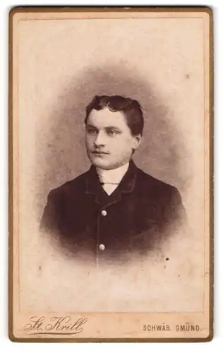 Fotografie St. Krill, Schwäb. Gmünd, Portrait junger Mann in modischer Kleidung