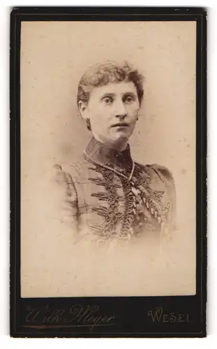 Fotografie Wilh. Meyer, Wesel, Portrait junge Dame im eleganten Kleid mit Halskette