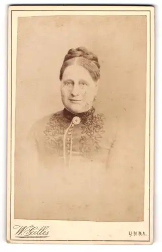 Fotografie W. Gilles, Unna, Portrait bürgerliche Dame mit Flechtfrisur und Kragenbrosche