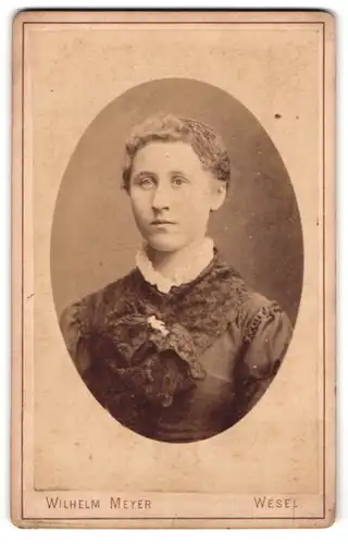 Fotografie Wilhelm Meyer, Wesel, Brustportrait junge Dame im zeitgenössischen Kleid