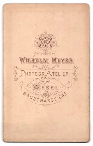 Fotografie Wilhelm Meyer, Wesel, Brustportrait junge Dame im zeitgenössischen Kleid