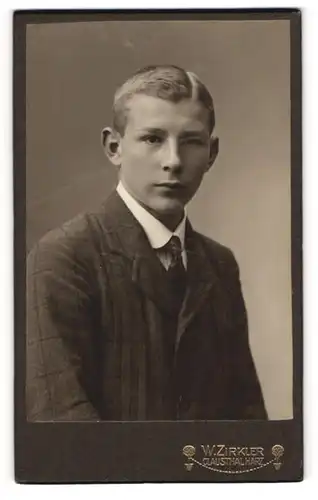 Fotografie W. Zirkler, Clausthal / Harz, Portrait junger Mann in karierter Jacke mit Krawatte