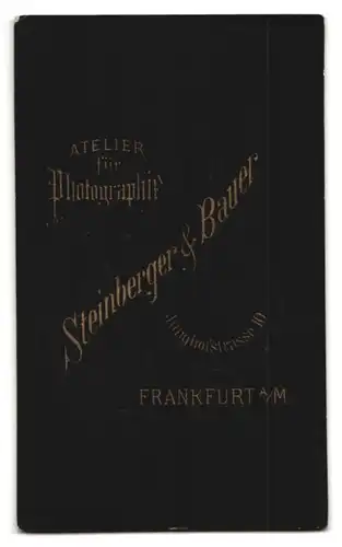 Fotografie Steinberger & Bauer, Frankfurt a / Main, Portrait niedliches Kleinkind in hübscher Kleidung