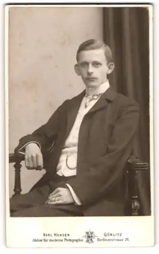 Fotografie Karl Hansen, Görlitz, Portrait elegant gekleideter Mann auf Stuhl sitzend