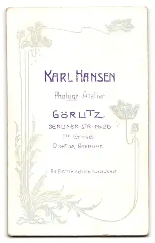 Fotografie Karl Hansen, Görlitz, Portrait elegant gekleideter Mann auf Stuhl sitzend