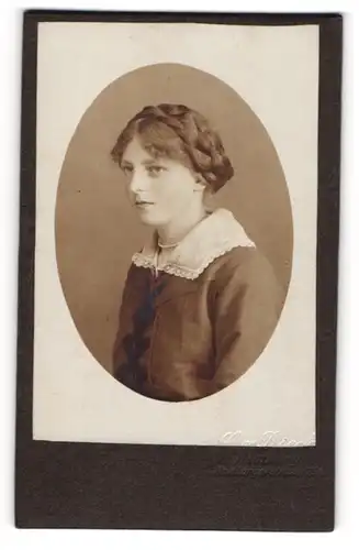 Fotografie C. v. Dieck, Hamburg, Brustportrait junge Dame mit Flechtfrisur