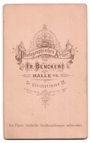 Fotografie Fr. Benckert, Halle a / S., Portrait modisch gekleideter Herr mit Fliege und Zwicker