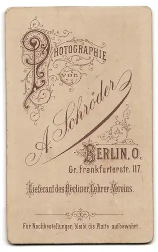 Fotografie A. Schröder, Berlin-O, Portrait junger Herr mit moderner Frisur