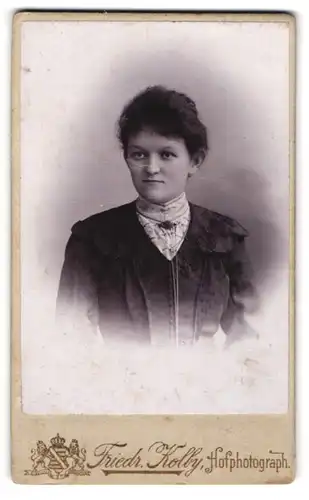 Fotografie Friedr. Kolby, Zwickau i / S., Portrait junge Dame im eleganten Kleid mit Kragenbrosche
