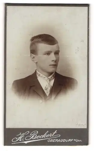 Fotografie H. Beckert, Oberaudorf a / Inn, Portrait junger Her im Anzug mit Krawatte