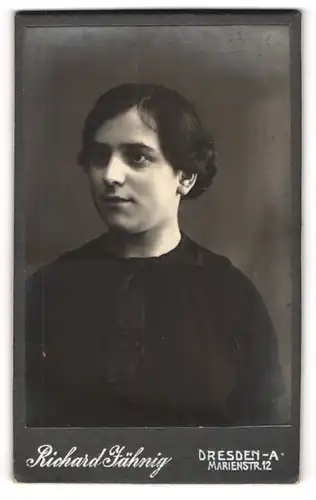 Fotografie Richard Jähnig, Dresden-A, Portrait junge Dame in schwarzer Kleidung