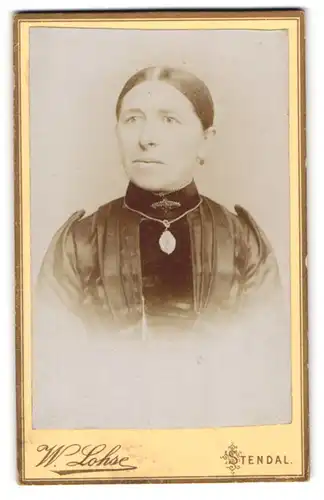 Fotografie W. Lohse, Stendal, Portrait bürgerliche Dame mit Kragenbrosche und Amulett