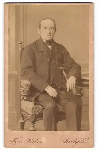 Fotografie Fritz Küken, Bielefeld, Portrait stattlicher Herr im Anzug