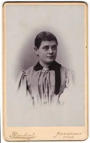 Fotografie Reinhard, Neustadt / Pfalz, Portrait dunkelhaarige junge Dame mit Blumenbrosche am Kleiderkragen