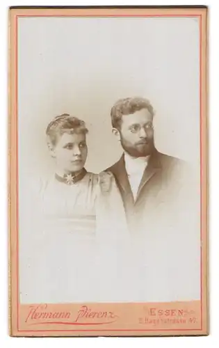 Fotografie Hermann Pierenz, Essen, Portrait elegant gekleidetes Paar