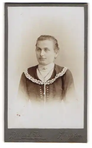 Fotografie Richard Eder, Kempten, Portrait freundlcih blickende Dame mit Brosche am Blusenkragen