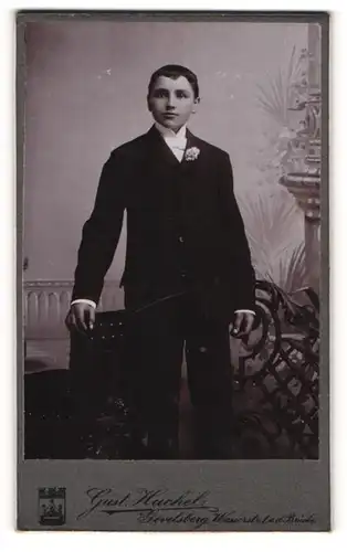 Fotografie Gust. Kuchel, Gevelsberg, Portrait dunkelhaariger Bube im eleganten Anzug
