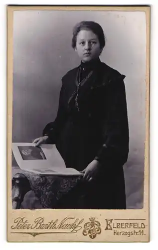 Fotografie Peter Barth, Elberfeld, Portrait bildschönes Fräulein mit Buch in den Händen