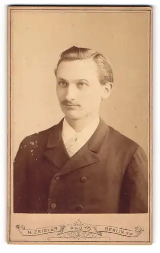 Fotografie H. Zeidler, Berlin, Portrait charmanter junger Mann mit blondem Haar