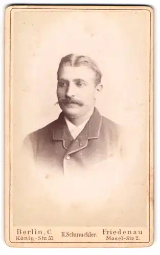 Fotografie H. Schmuckler, Berlin, Portrait charmanter junger Mann mit Schnurrbart im Jackett