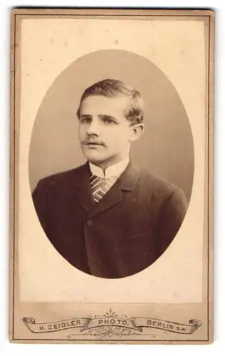 Fotografie H. Zeidler, Berlin, Portrait charmanter junger Mann in Krawatte und Jackett