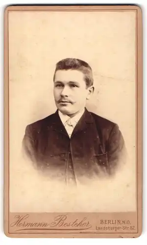 Fotografie Hermann Besteher, Berlin, Portrait hübscher junger Mann im Anzug