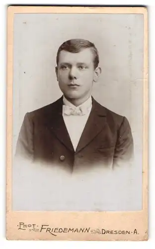 Fotografie Friedemann, Dresden-A., Portrait charmanter junger Mann in Fliege und Jackett