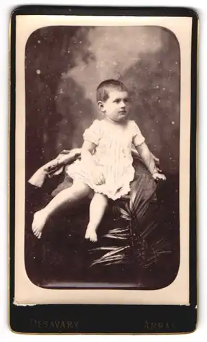 Fotografie Desavary, Arras, Kleinkind im Kleidchen mit Palmwedel