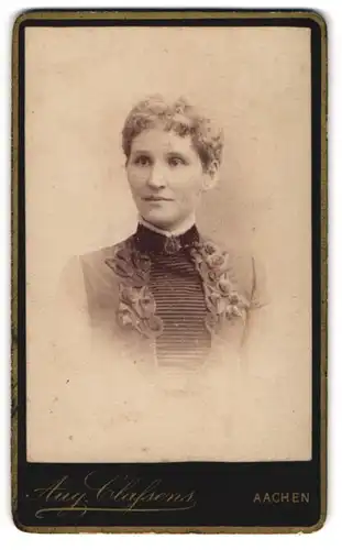Fotografie Aug. Classens, Aachen, Frau mit Kurzhaarschnitt und Brosche am Halsband