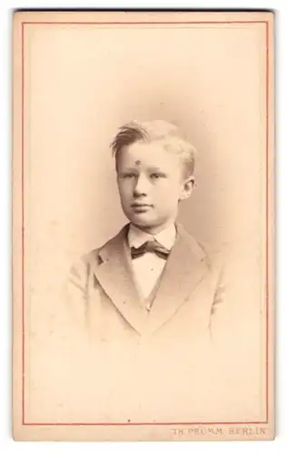 Fotografie Th. Prümm, Berlin, Junge im Anzug mit Seitenscheitel