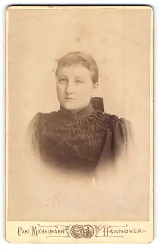 Fotografie Carl Michelmann, Hannover, Dame mit ernstem Blick und Rüschenkleid