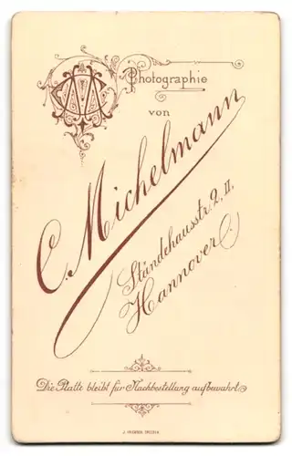 Fotografie Carl Michelmann, Hannover, Dame mit ernstem Blick und Rüschenkleid