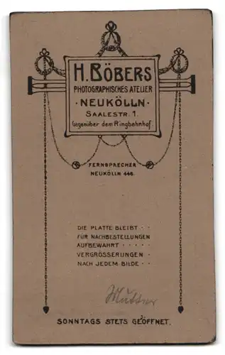 Fotografie Hermann Böbers, Neukölln, Frau mittleren Alters trägt eine Halskette