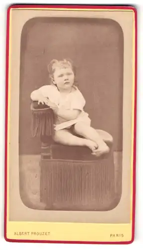 Fotografie Albert Prouzet, Paris, Kleinkind im weissen Kleid mit gelocktem Haar
