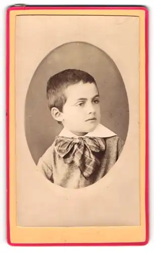 Fotografie H. Guillon, Ort unbekannt, Junge mit braunem Haar trägt eine Fliege