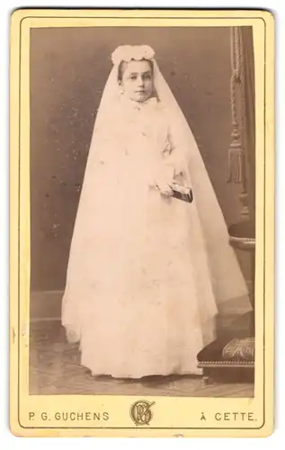 Fotografie P. G. Guchens, Cette, Frau im Hochzeitskleid mit Buch in der Hand