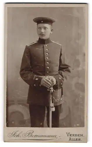 Fotografie Bornemann, Verden / Aller, junger Mann in Uniform mit Degen