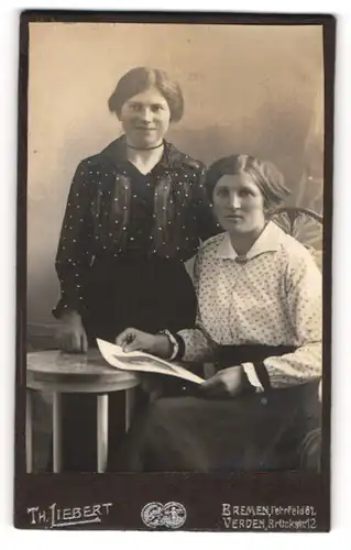 Fotografie Th. Liebert, Bremen, Schwesterpaar mit Mittelscheitel targen feine Kleidung