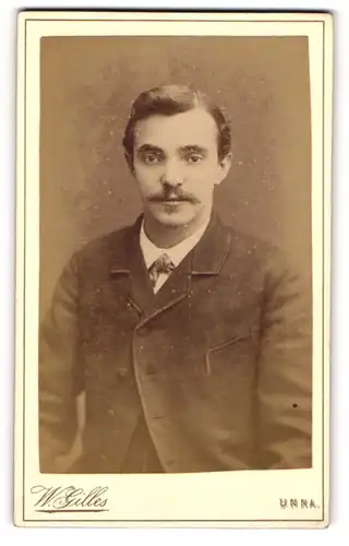 Fotografie W. Gilles, Unna, junger Mann mit Schnurrbart und Seitenscheitel