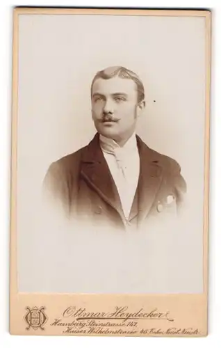 Fotografie Ottmar Heydecker, Hamburg, junger Herr in feinem Anzug und weisser Krawatte