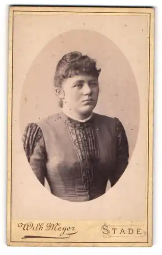 Fotografie Wilh. Meyer, Stade, junge Dame mit Hochsteckfrisur in feiner Tracht