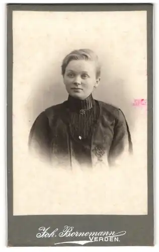Fotografie Joh. Bornemann, Verden, Portrait junge Frau mit zusammengebundenem Haar