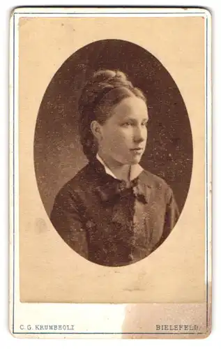 Fotografie C. G. Krumbholz, Bielefeld, Portrait Fräulein mit geflochtenem Haar