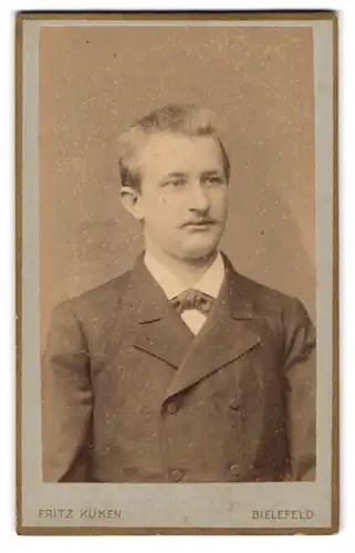 Fotografie Fritz Küken, Bielefeld, Portrait Herr mit Bürstenhaarschnitt in Anzug