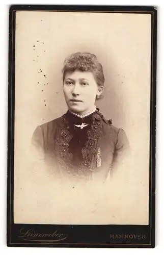 Fotografie Leineweber, Hannover, Portrait Fräulein mit zusammengebundenem Haar