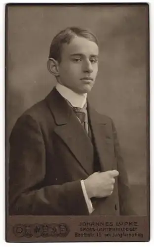 Fotografie Johannes Lüpke, Gross-Lichterfelde-Ost, Portrait halbwüchsiger Knabe in Anzug mit Krawatte