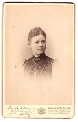 Fotografie Emil Tiedemann, Hannover, Portrait Frau mit zusammengebundenem Haar