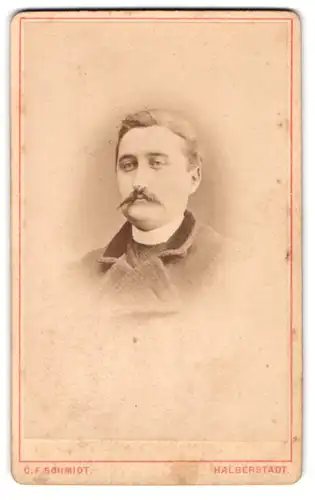 Fotografie C. F. Schmidt, Halberstadt, Portrait Herr mit Schnauzbart