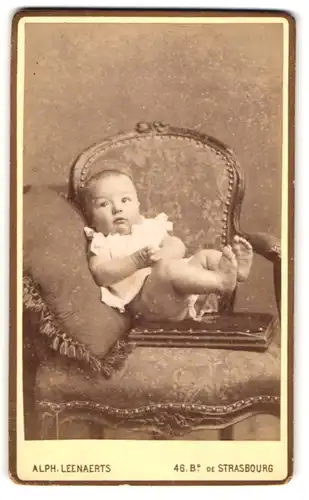Fotografie Alph. Leenaerts, Toulon, Portrait Säugling auf Sitzmöbel